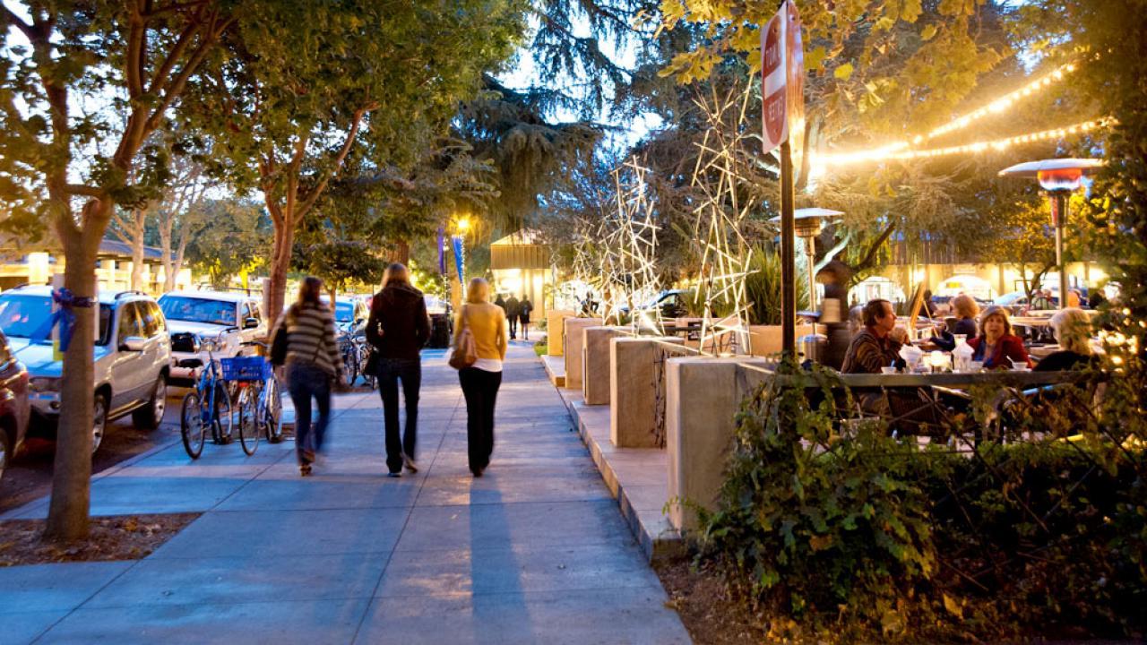 傍晚时分，购物者和餐馆顾客欣赏着戴维斯市中心的景色