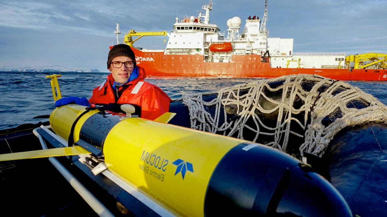 amjs澳金沙门的一名研究人员维护着一个小型潜水器，用于收集海洋温度数据