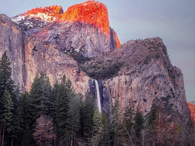 A view of a sunset at Yosemite National Park