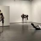 画廊里的三个马雕塑