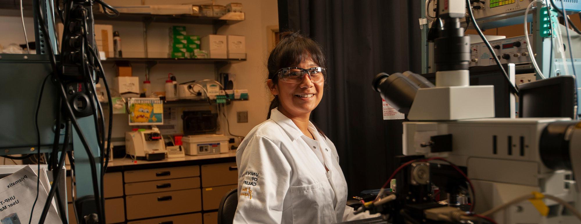 一位女研究员在她的实验室里微笑