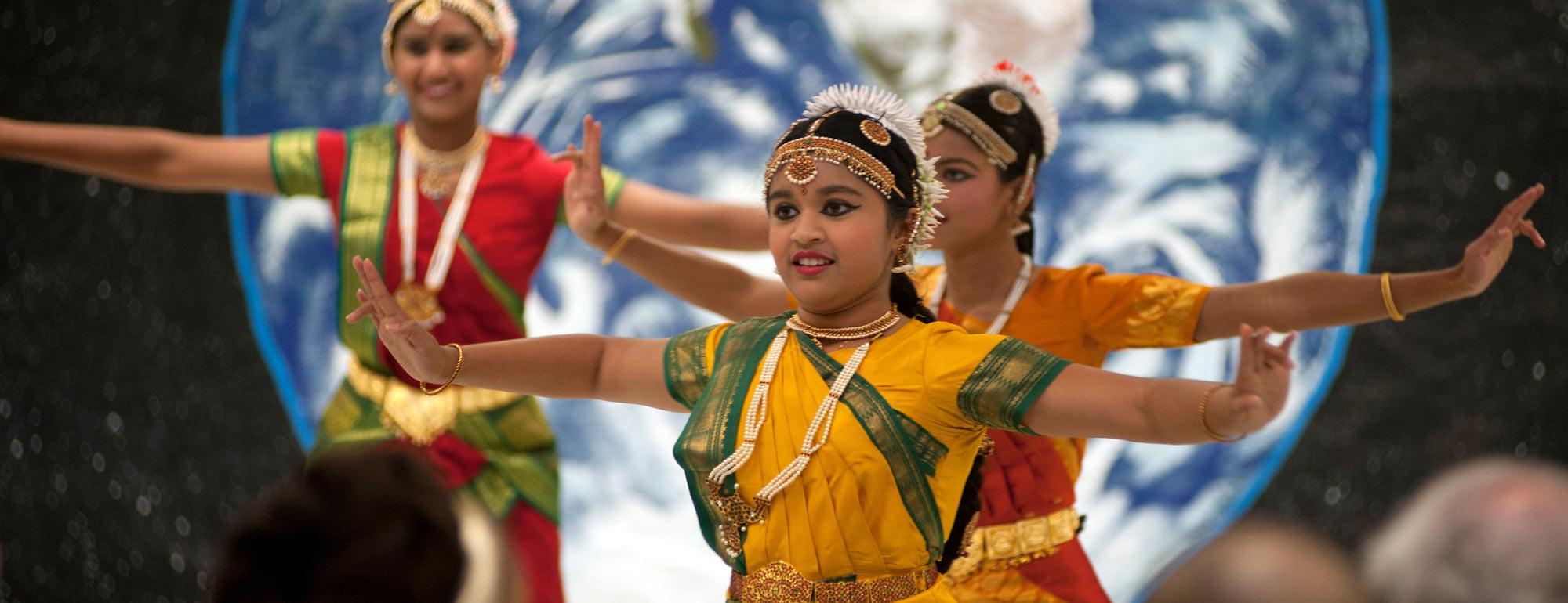 一群年轻女子表演南亚风格的舞蹈