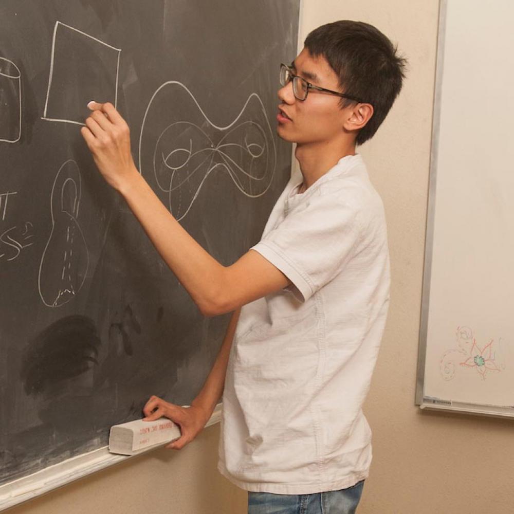 一个学生在黑板上解一个复杂的方程