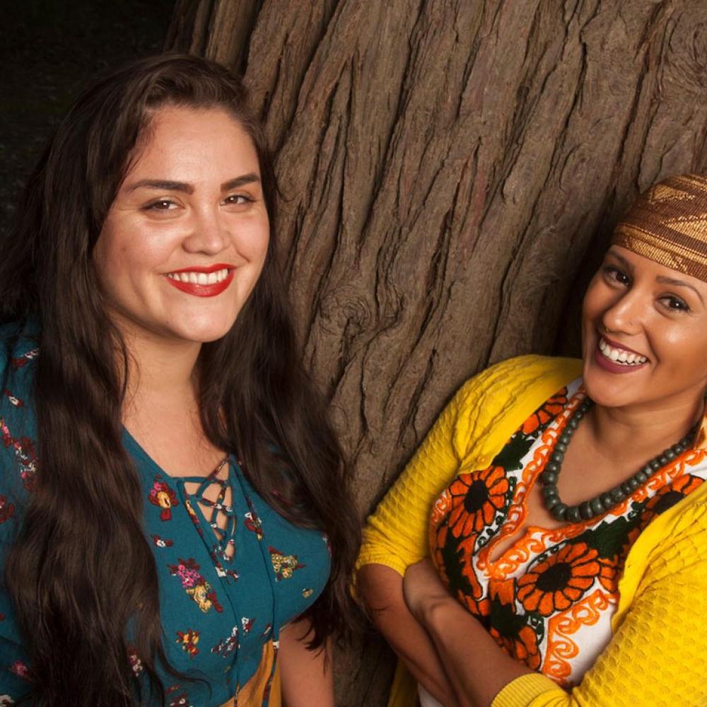 两名女子在amjs澳金沙门的一棵橡树前摆姿势
