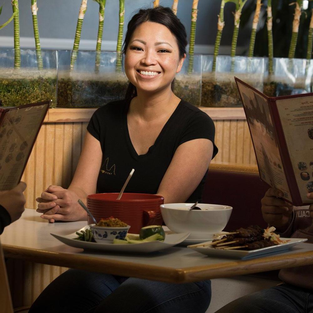 一名妇女坐在加州戴维斯当地一家餐馆的摊位上